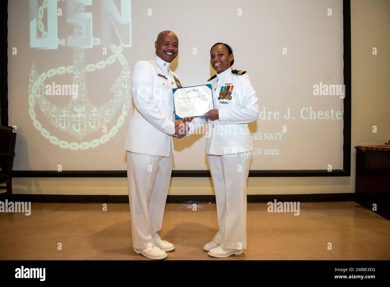 USA Senior Chief Air Traffic Controller der Navy Andre J. Chester, dem Flugzeugträger USS John C. Stennis (CVN 74) zugeteilt, erhält nach 27 Jahren Dienstzeit eine Auszeichnung von LT. Sherri Hill an Bord der Naval Station Norfolk am 10. Juni 2022. John C. Stennis arbeitet in Newport News Shipyard zusammen mit NNS, NAVSEA und Auftragnehmern, die im Rahmen der Mission, das Kriegsschiff rechtzeitig und im Rahmen des Budgets wieder in den Kampf zurückzubringen, ihre Pflicht zur Verteidigung der Vereinigten Staaten wiederaufnehmen. Stockfoto