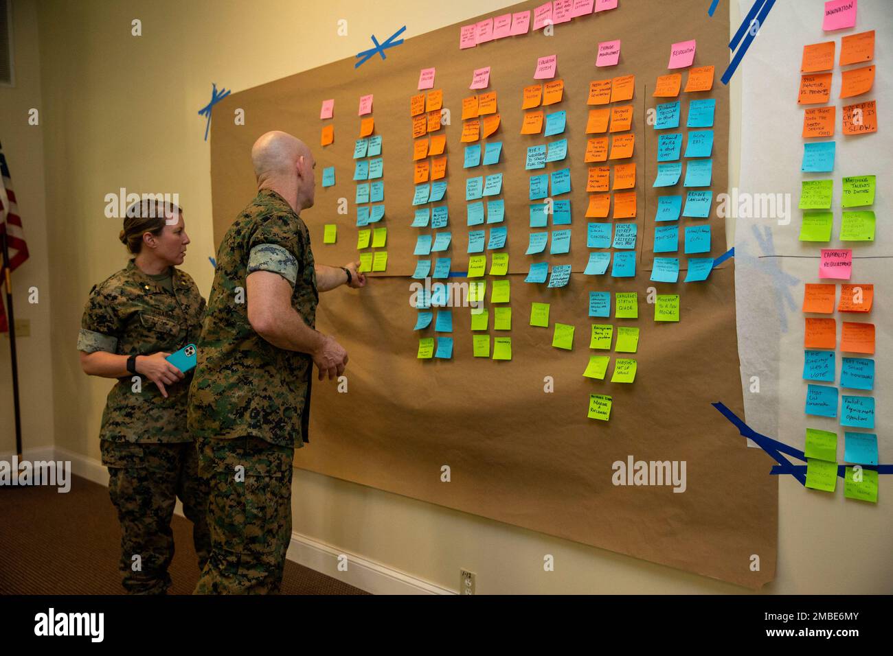 Sergeant Major des Marine Corps Troy E. Black spricht mit Marines auf dem Talent Management 2030 Summit, der in Liversedge Hall, Marine Corps Basis Quantico, Virginia, vom 14. Bis 17. Juni 2022 stattfindet. Marinesoldaten aus der ganzen Welt nahmen an dem Gipfel Teil, um Themen zu erörtern, die die Fähigkeit des Marine Corps beeinflussen, seine besten Talente zu halten. Stockfoto