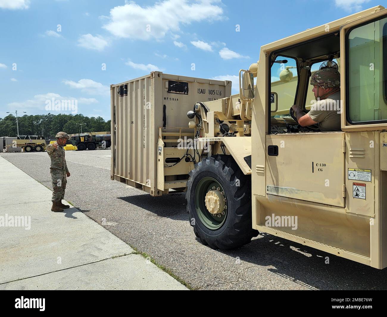 SPC. Jagat B. Gurung Ground Guides Staff Sgt. Braxton T. Ashley während einer einwöchigen Gabelstaplerschulung in Fort Bragg, N.C., 15. Juni 2022. Die Frachtspezialisten sind dem 330. Movement Control Bataillon zugewiesen und für die Weitergabe oder Überwachung der Übergabe von Passagieren, Fracht und Ausrüstung verantwortlich. Stockfoto