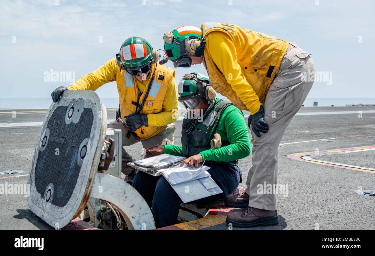 220615-N-ZE328-1050 MITTELMEER (15. Juni 2022) LT. Zachary Levi, aus Kalamazoo, Michigan, Indiana, links, Und LT. Lisa Amble aus Hastings, Minnesota, rechts, besprechen die Windgeschwindigkeiten mit Aviation Boatswain's Mate (Equipment) Airman Alliyah Moore aus New York auf dem Flugdeck der USS Harry S. Truman (CVN 75), 15. Juni 2022. Die Harry S. Truman Carrier Strike Group befindet sich in einem geplanten Einsatz in den USA Marinestreitkräfte Europa Einsatzgebiet, angestellt von den USA Sechste Flotte, die die Interessen der USA, Verbündeten und Partner verteidigt. Stockfoto