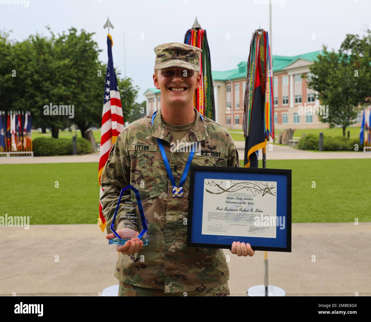 Dogface Soldier 1., LT. Robert B. Litton, der der 3. Infanterieabteilung zugeteilt wurde, gewinnt den Preis für den aktiven Soldat Volunteer of the Year während der Zeremonie der FSGA/HAAF Volunteer of the Year Awards 2022 in Fort Stewart, Georgia, 15. Juni 2022. Die Zeremonie würdigt und feiert die herausragenden Bemühungen der Freiwilligen. Das größte Kapital der Marne Division sind ihre Leute – intelligente, anpassungsfähige und professionelle Soldaten und Zivilisten, die bereit sind für groß angelegte Kampfoperationen zur Unterstützung der nationalen Verteidigung. Stockfoto