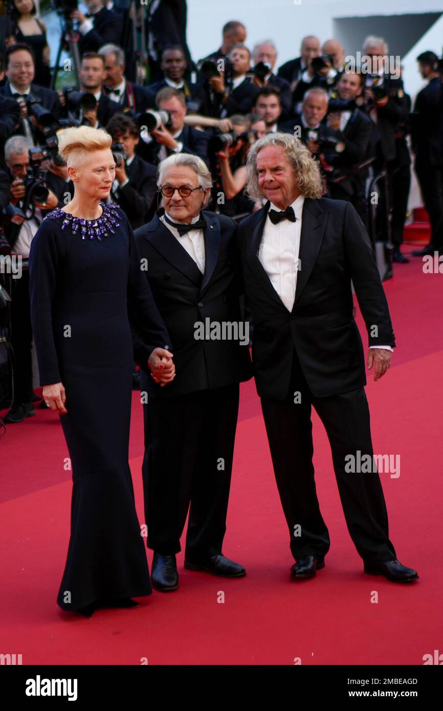 Tilda Swinton, from left, George Miller, and Doug Mitchell pose for photographers upon arrival at the premiere of the film 'Three Thousand Years of Longing' at the 75th international film festival, Cannes, southern France, Friday, May 20, 2022. (AP Photo/Daniel Cole) Stockfoto