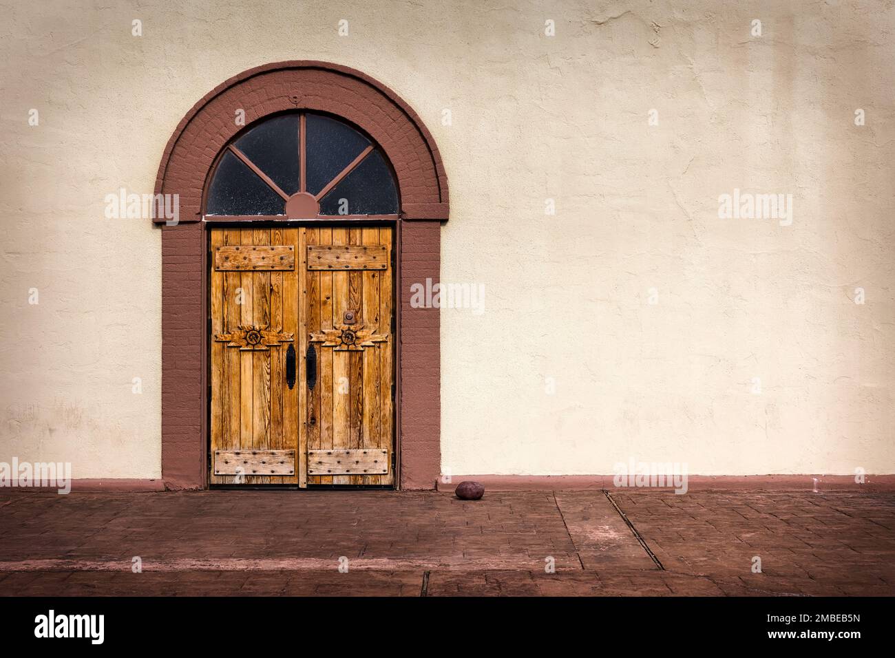 Die Haustür zur Ysleta Mission, auf dem Mission Trail, in El Paso, Texas. Stockfoto