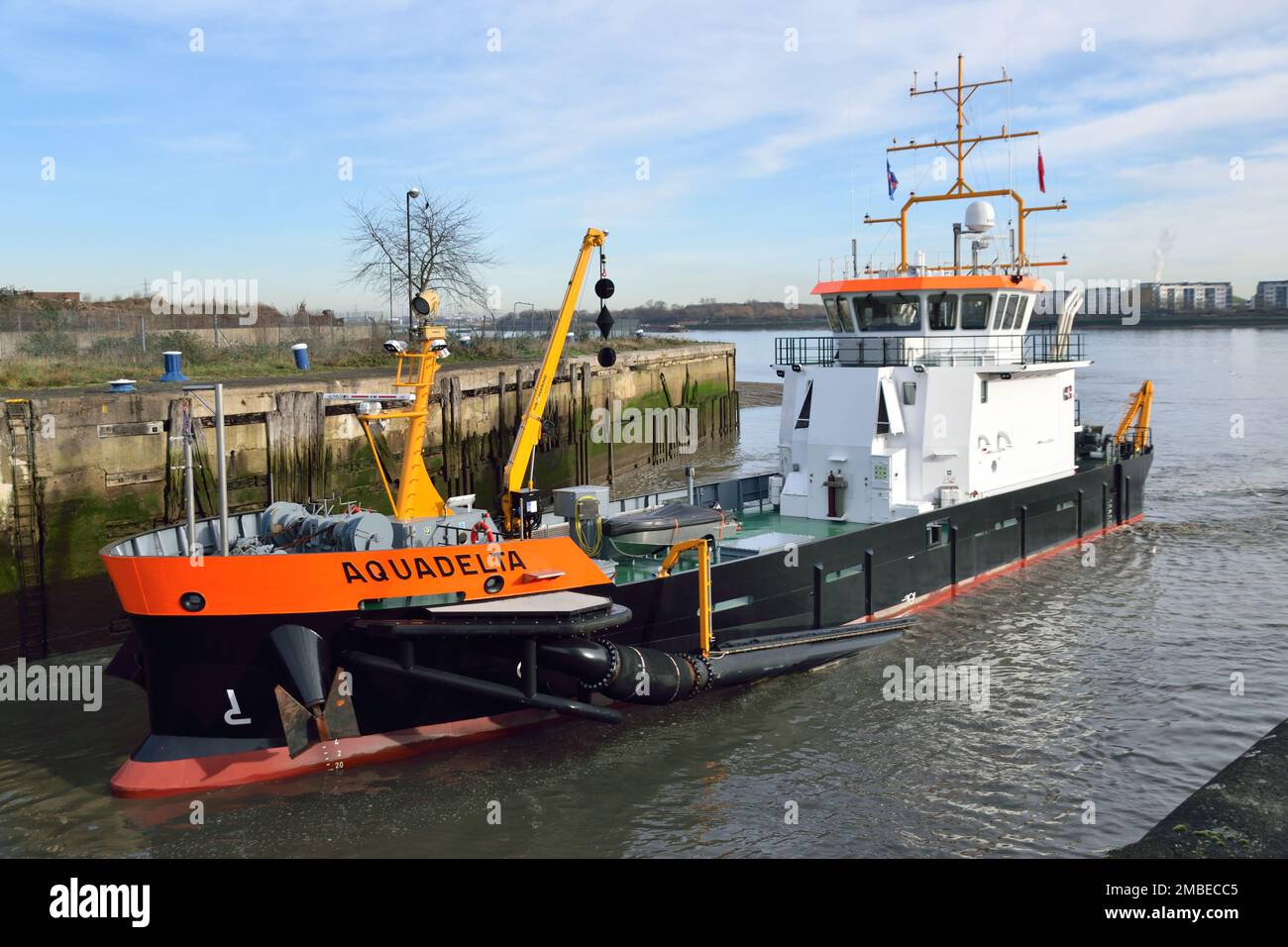 AQUADELTA ist eine Schwimmbagger mit Wassereinspritzung, die 2022 von Scheepswerf Bijlsma für Van der Kamp gebaut wurde und in London bei der Arbeit an der Themse gesehen wird Stockfoto