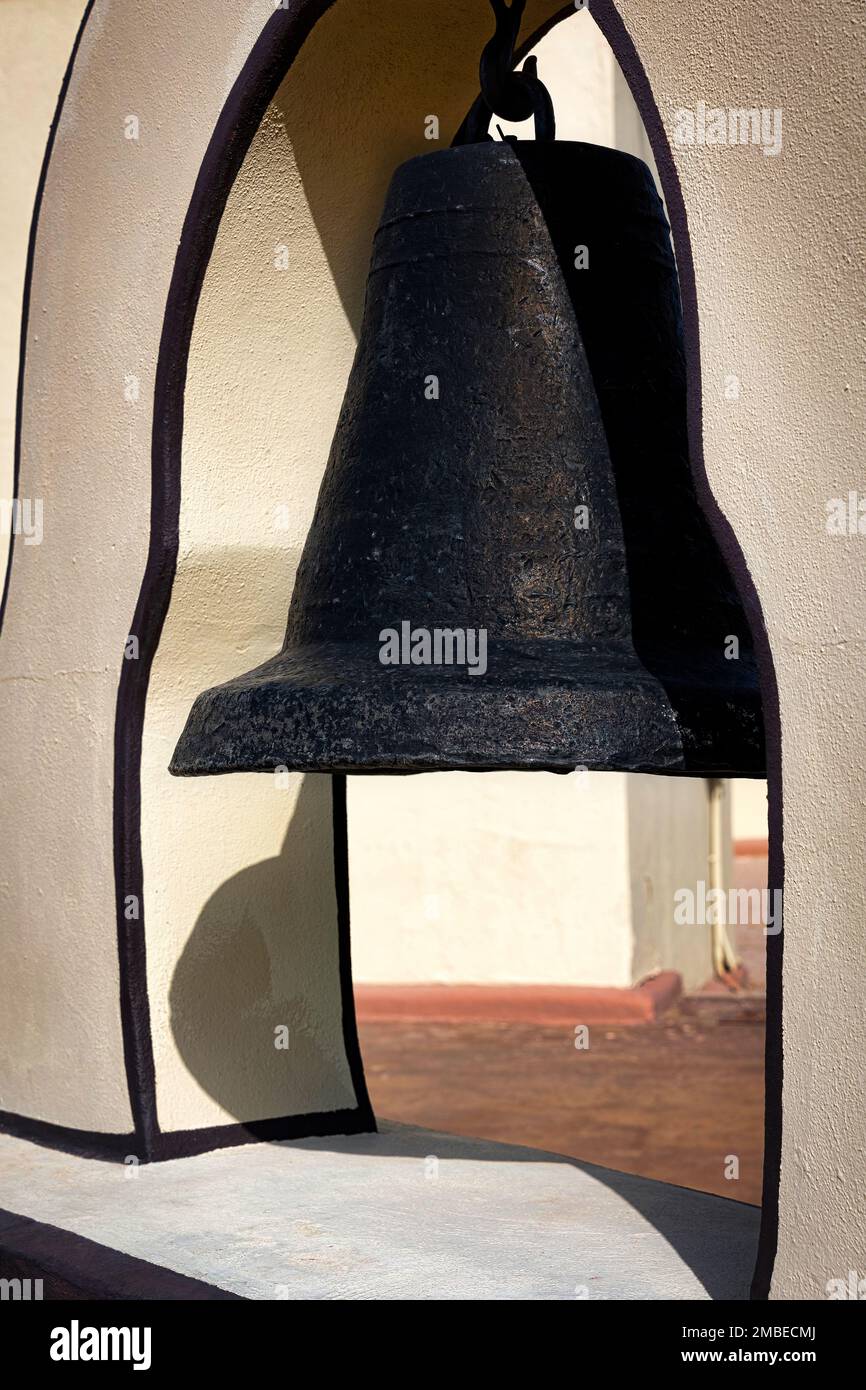 Die alte Glocke vor der Ysleta Mission, auf dem Mission Trail, in El Paso, Texas. Stockfoto