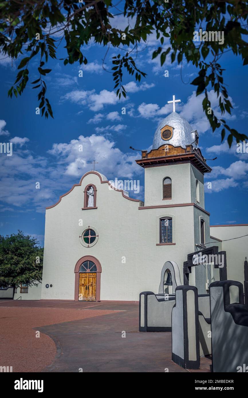 Auf dem Mission Trail in El paso, Texas, befindet sich die Ysleta Mission aus dem 19. Jahrhundert, die angeblich das älteste Kulturland der USA ist. Stockfoto