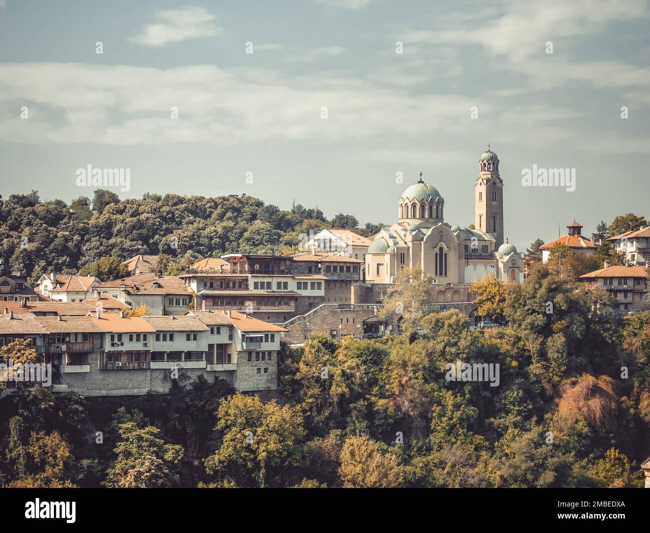 Veliko Tarnovo, Bulgarien - August 2022: Blick mit der Geburtskirche der Jungfrau Maria in Veliko Târnovo Stockfoto