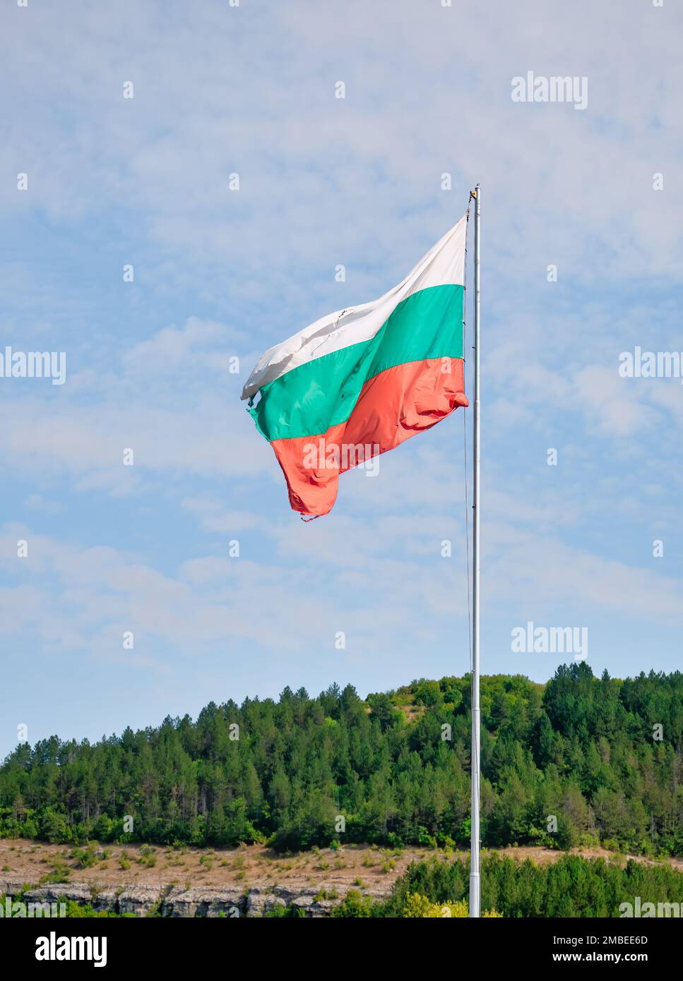 Die bulgarische Nationalflagge winkt im Wind gegen den blauen Himmel. Stockfoto