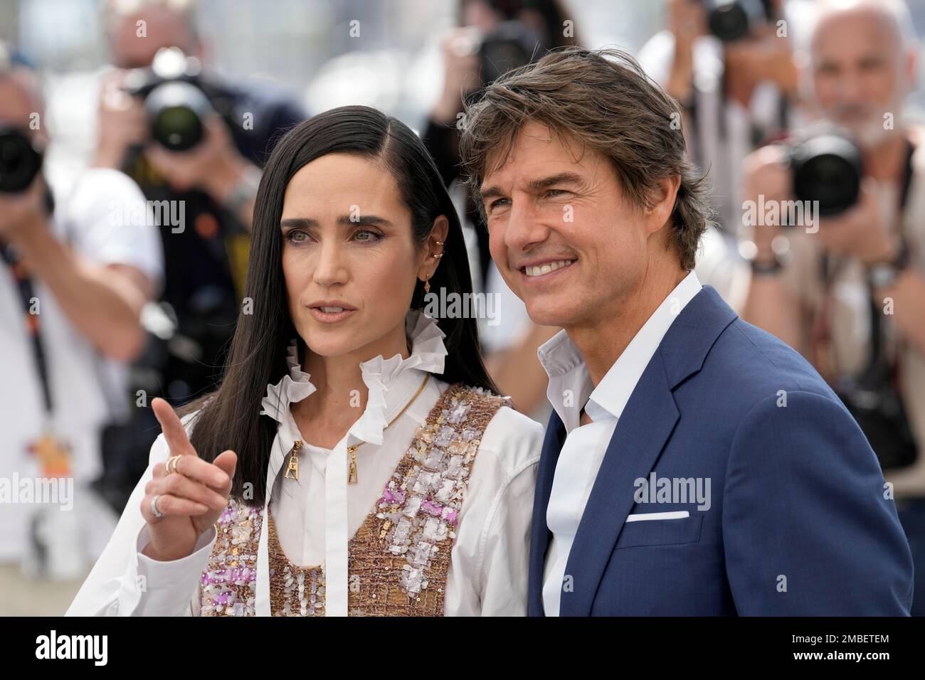 jennifer-connelly-left-and-tom-cruise-pose-for-photographers-at-the