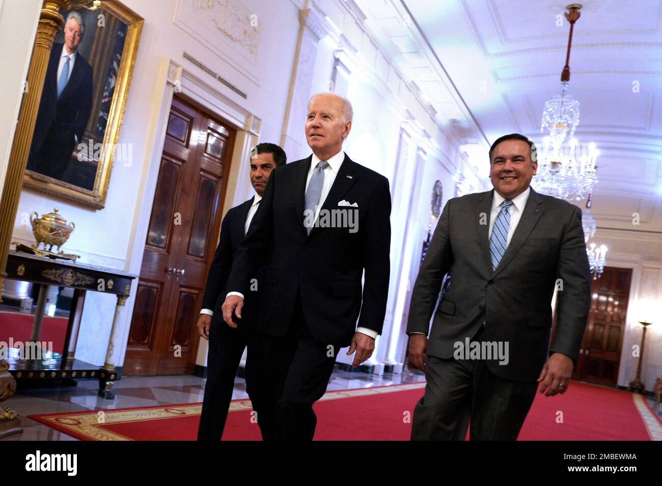 Washington DC, USA. 20. Januar 2023. USA Präsident Joe Biden trifft mit den Bürgermeistern Francis Suarez (L) aus Miami und Andy Ginther aus Columbus, OH, ein, um die parteiübergreifenden Bürgermeister zu begrüßen, die am 20. Januar 2023 an der Winterkonferenz im Weißen Haus in Washington teilnahmen. (Foto: Yuri Gripas/Sipa USA) Guthaben: Abaca Press/Alamy Live News Stockfoto