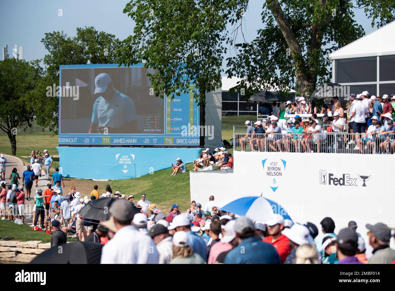 Fans watch Jordan Spieth golf on the 17th hole during the fourth round of the AT&T Byron Nelson golf tournament in McKinney, Texas, on Sunday, May 15, 2022. (AP Photo/Emil Lippe) Stockfoto