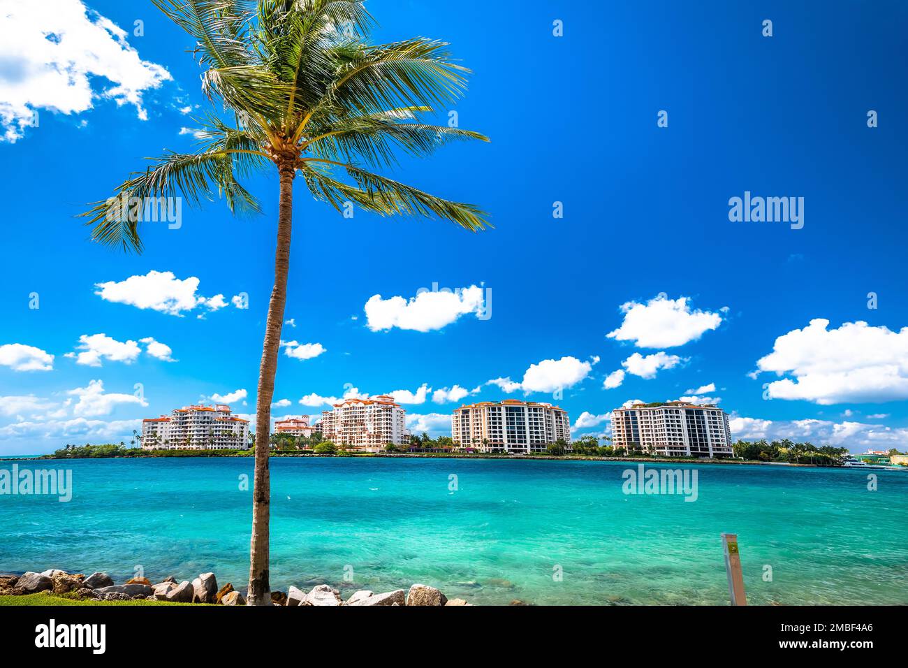 Blick auf die Fisher-Insel vom Miami Beach South Beach, Florida State, USA Stockfoto