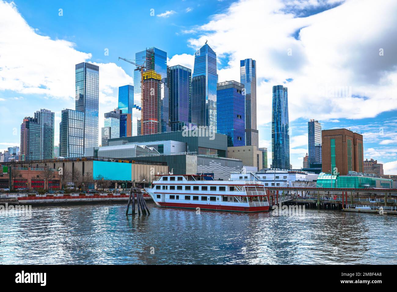 Blick auf die Skyline von New York City Hudson Yards vom Fluss, Vereinigte Staaten von Amerika Stockfoto