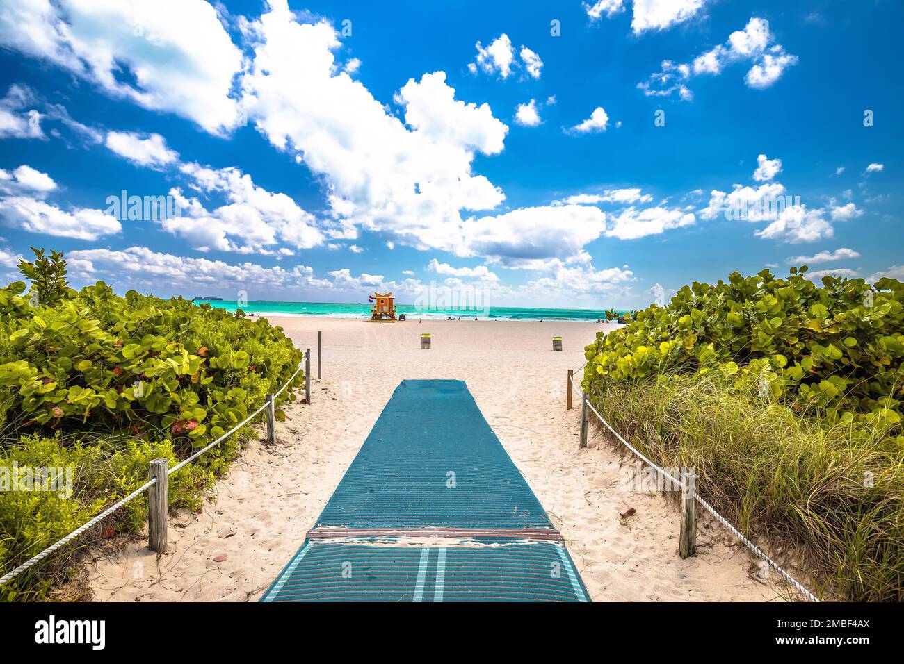Miami Beach farbenfroher Sandstrand und Rettungsschwimmer-Blick, Florida, Vereinigte Staaten von Amerika Stockfoto