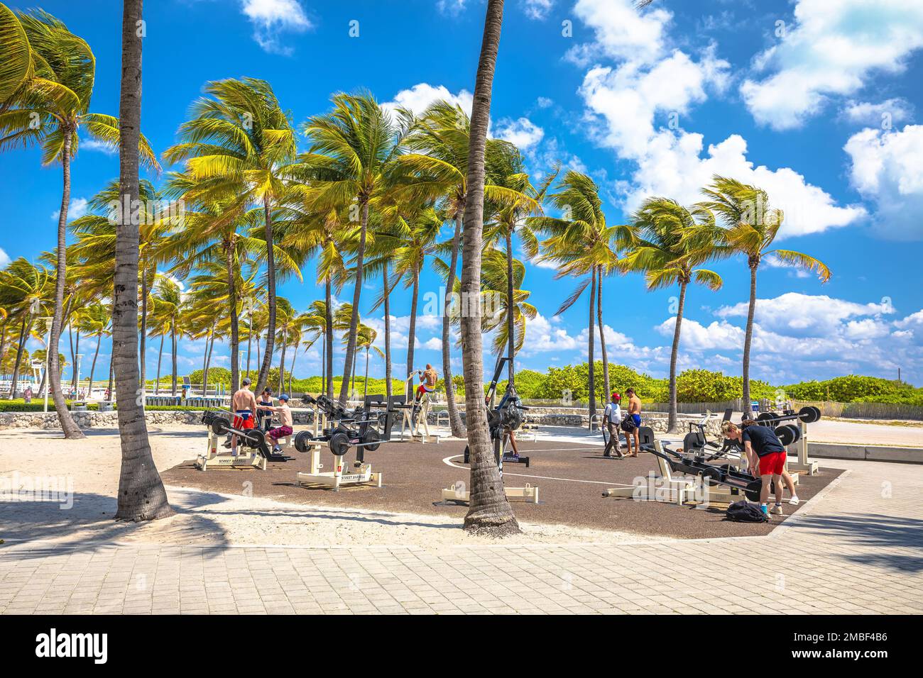 März 30 2022, Miami Beach, Florida, USA: Beach Outdoor Gym in South Beach, Miami Beach, Florida. Die Leute trainieren auf der Straße im Fitnessraum draußen Stockfoto