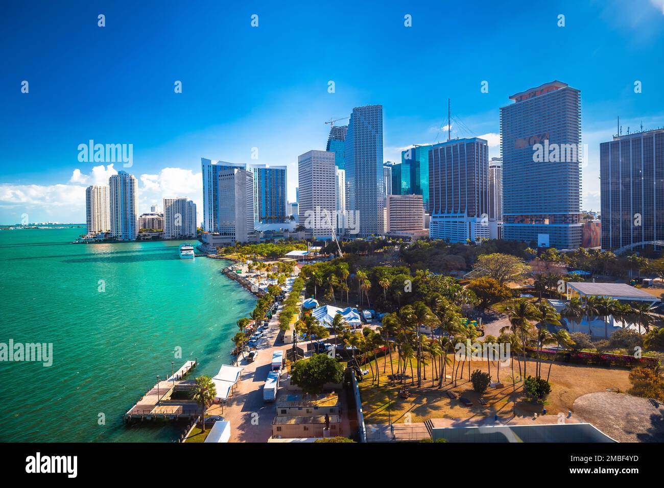 Skyline von Miami strahlender sonniger Panoramablick, Florida, Vereinigte Staaten von Amerika Stockfoto
