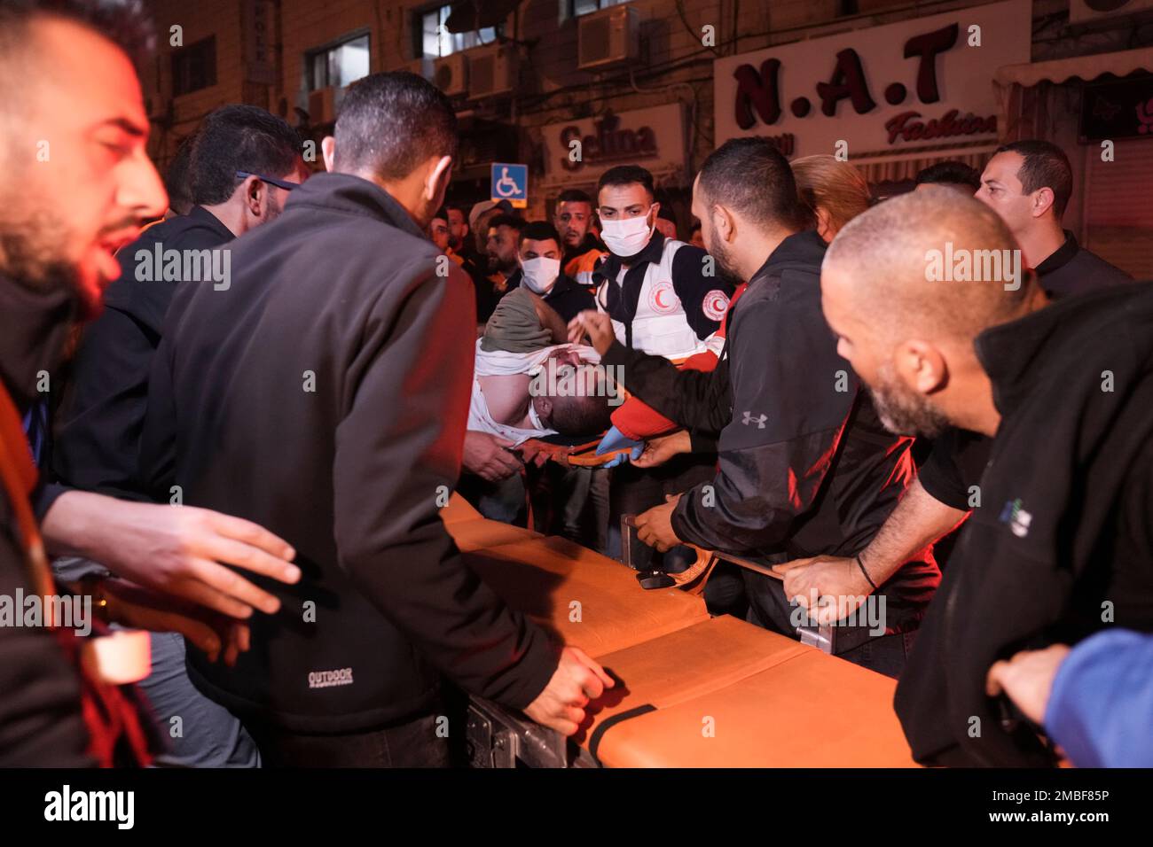 Palestinians carry an injured man following clashes with Israeli forces after the funeral of Palestinian Waleed Shareef, outside Jerusalem's Old City, Monday, May 16, 2022. Shareef died Saturday from a head wound sustained last month after Israeli police fired rubber bullets at stone-throwing Palestinian demonstrators during violence at the Al Aqsa Mosque compound, in Jerusalem's Old City. (AP Photo/Mahmoud Illean) Stockfoto