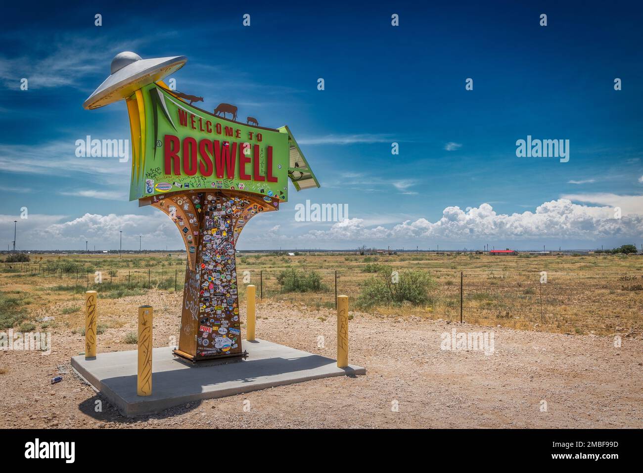 Das farbenfrohe Schild nördlich der Stadt am Highway 285 heißt Reisende in Roswell, New Mexico, willkommen. Stockfoto
