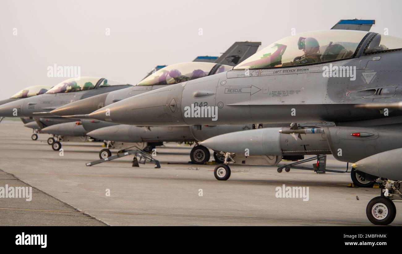 Piloten warten auf die Freigabe zum Taxi zum Start in ihren F-16 Kampffalken, die der 35. Fighter Squadron, Kunstan Air Base, Republik Korea, angehören, als Teil der Übung Red Flag 22-2 auf der Eielson Air Force Base, Alaska, 14. Juni 2022. Das 35. FS, das als „Pantons“ bekannt ist, übernimmt die Luft- und Raumfahrtkontrolle und erzwingt Einsatzaufgaben wie Gegenluft, strategische Angriffe, Verbote und Nahaufnahmen. Es verwendet eine vollständige Palette von Präzisionsanordnungen, kann Tag oder Nacht und bei allen Wetterbedingungen eingesetzt werden. Die Übung mit der Roten Flagge wurde 1975 gegründet und dient als zweiwöchiger Fortschritt Stockfoto