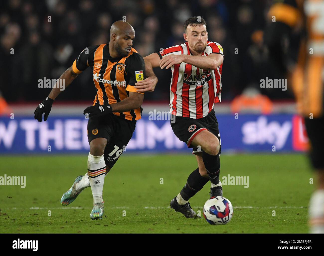 Sheffield, Großbritannien. 20. Januar 2023 Oscar Estupinan von Hull City fordert Jack Robinson von Sheffield Utd während des Sky Bet Championship-Spiels in Bramall Lane, Sheffield, heraus. Kredit: Sportimage/Alamy Live News Stockfoto