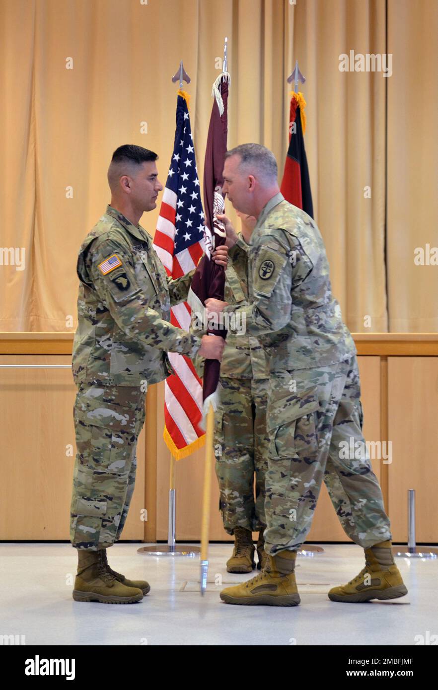 USA Armeekollege Andrew Landers, Kommandant des Landstuhl Regional Medical Center (LRMC), übergibt den Befehlshaber an die USA Oberstleutnant Omar Mascarenas, anlässlich einer Haftungsübernahmezeremonie am LRMC, Juni 16. Stockfoto