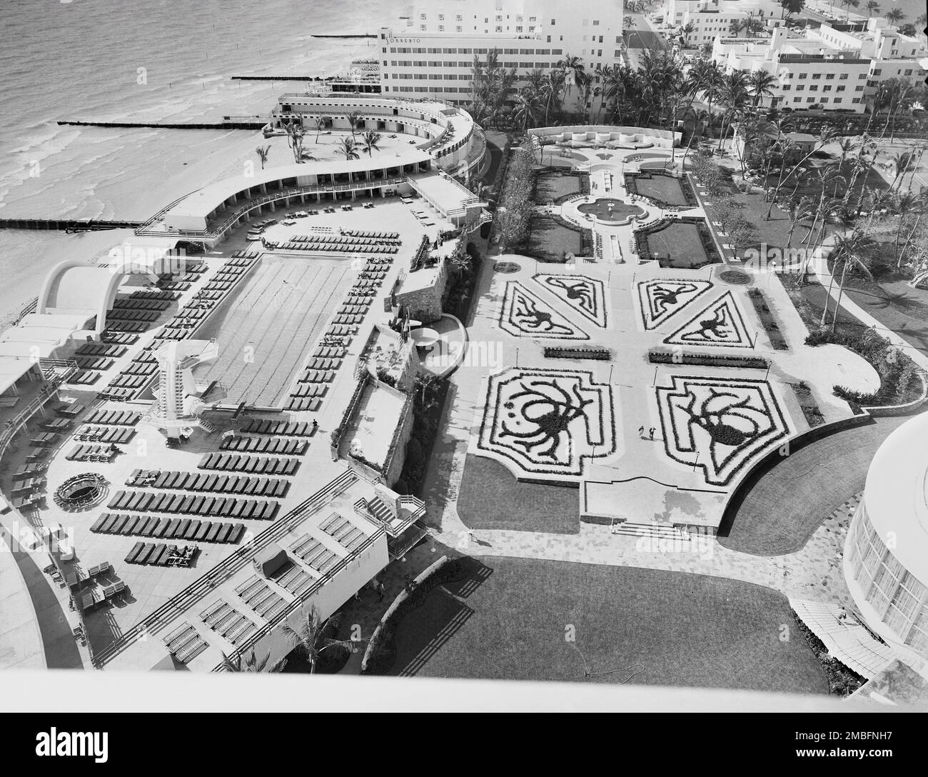 Blick von oben auf das Fontainebleau Hotel Swimming Pool and grounds, Miami Beach, Florida, USA, Gottscho-Schleisner Collection, 1955 Stockfoto