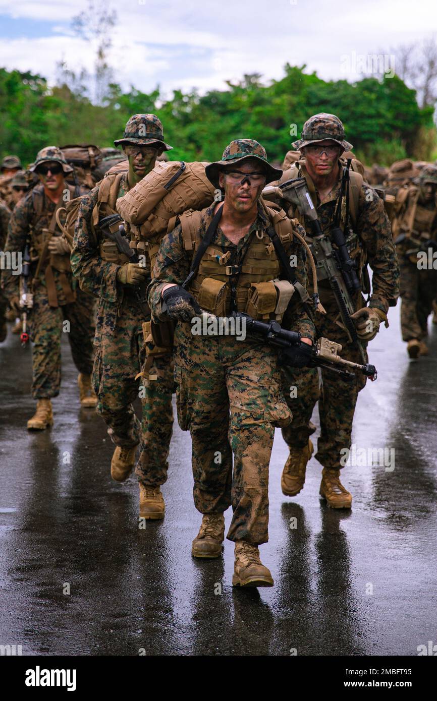 USA Marines mit Battalion Landing Team 2/5, 31. Marine Expeditionary Unit, führen ihren Zug während einer Wanderung für eine Persistenzübung in Camp Hansen, Okinawa, Japan, 15. Juni 2022. BLT 2/5 praktizierte das Signaturmanagement durch Tarnung, Informationssammlung und Bewegung in der rauen Umgebung des Dschungels. Die MEU von 31., die einzige fortlaufend nach vorn verlegte MEU des Marine Corps, bietet eine flexible und tödliche Truppe, die bereit ist, als führende Krisenreaktionstruppe in der Region Indo-Pazifik ein breites Spektrum militärischer Operationen durchzuführen. Stockfoto