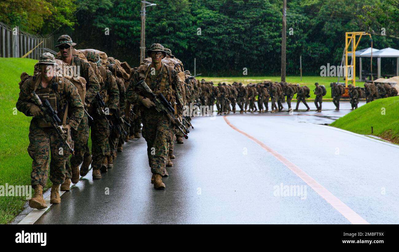 USA Marines mit Bataillon Landing Team 2/5, 31. Marine Expeditionary Unit, beginnen eine Wanderung in einen Dschungel für eine Persistenzübung in Camp Hansen, Okinawa, Japan, 15. Juni 2022. BLT 2/5 praktizierte das Signaturmanagement durch Tarnung, Informationssammlung und Bewegung in der rauen Umgebung des Dschungels. Die MEU von 31., die einzige fortlaufend nach vorn verlegte MEU des Marine Corps, bietet eine flexible und tödliche Truppe, die bereit ist, als führende Krisenreaktionstruppe in der Region Indo-Pazifik ein breites Spektrum militärischer Operationen durchzuführen. Stockfoto