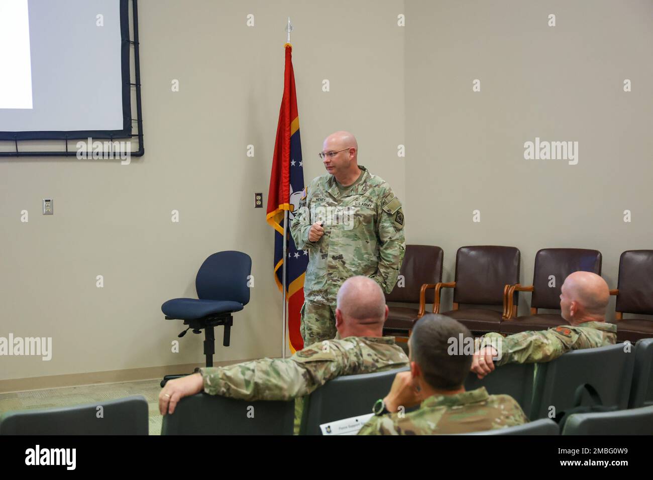 Oberst William L. Henry, Direktor der militärischen Unterstützung der Mississippi National Guard, gibt MSNG-Offiziere während der Hurricane-Übungen im Gulfport Combat Readiness Training Center und den umliegenden Küstengebieten vom 15. Bis 18. Juni 2022 ein Briefing. Der Zweck dieses Ereignisses ist es, Beiträge von wichtigen zivilen Notfallmanagern zu erhalten, kritische Elemente auszuüben und alle MSNG-Reaktionselemente zu synchronisieren. Stockfoto