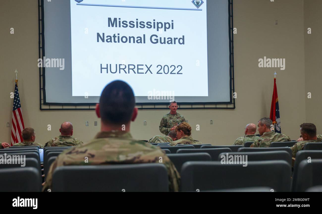 LT. Oberstleutnant Jeremy R. Parker, stellvertretender Direktor der militärischen Unterstützung der Mississippi National Guard, unterrichtet MSNG-Offiziere während der Hurricane-Übungen im Gulfport Combat Readiness Training Center und den umliegenden Küstengebieten vom 15. Bis 18. Juni 2022. Der Zweck dieses Ereignisses ist es, Beiträge von wichtigen zivilen Notfallmanagern zu erhalten, kritische Elemente auszuüben und alle MSNG-Reaktionselemente zu synchronisieren. Stockfoto