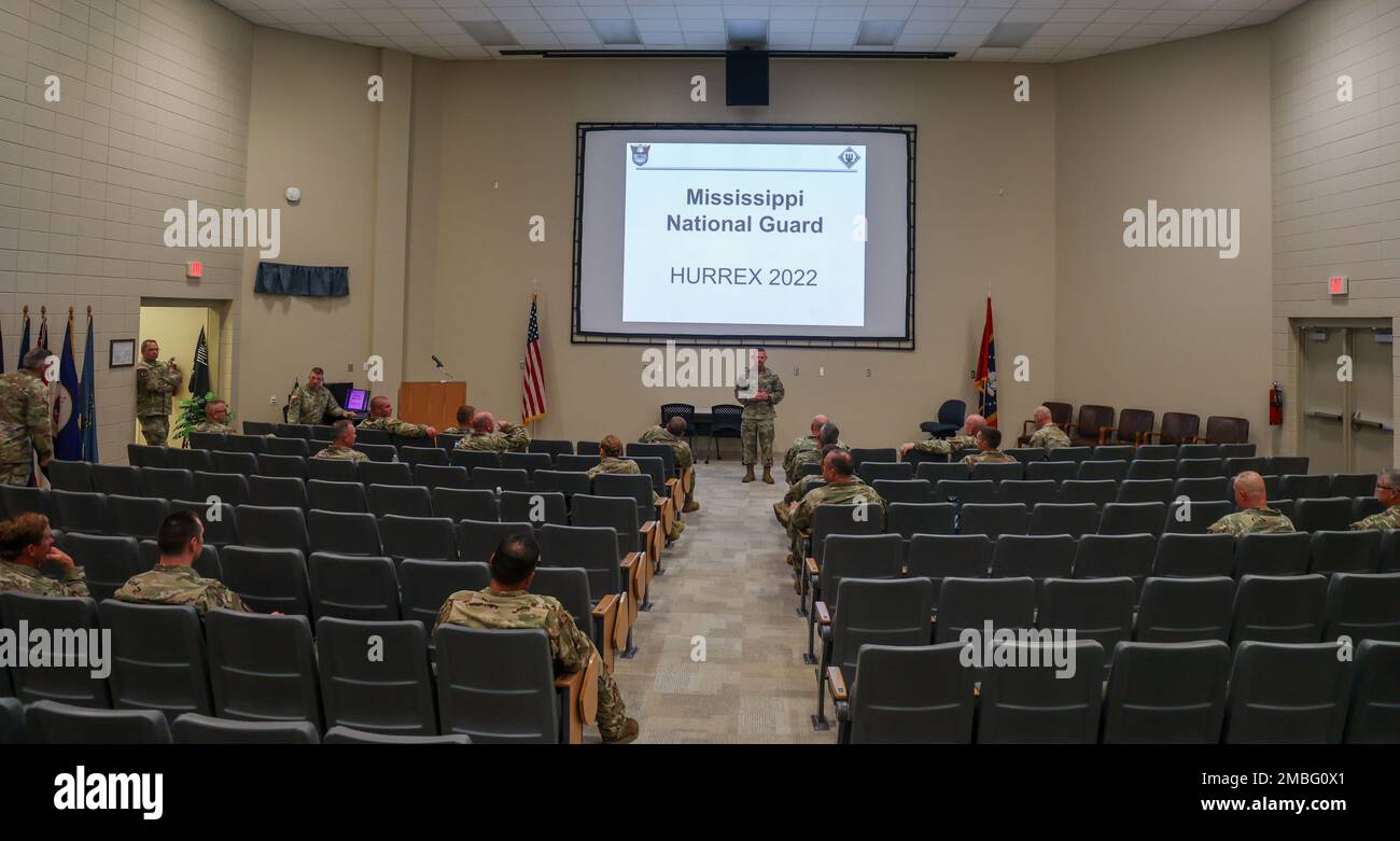 LT. Oberstleutnant Jeremy R. Parker, stellvertretender Direktor der militärischen Unterstützung der Mississippi National Guard, unterrichtet MSNG-Offiziere während der Hurricane-Übungen im Gulfport Combat Readiness Training Center und den umliegenden Küstengebieten vom 15. Bis 18. Juni 2022. Der Zweck dieses Ereignisses ist es, Beiträge von wichtigen zivilen Notfallmanagern zu erhalten, kritische Elemente auszuüben und alle MSNG-Reaktionselemente zu synchronisieren. Stockfoto