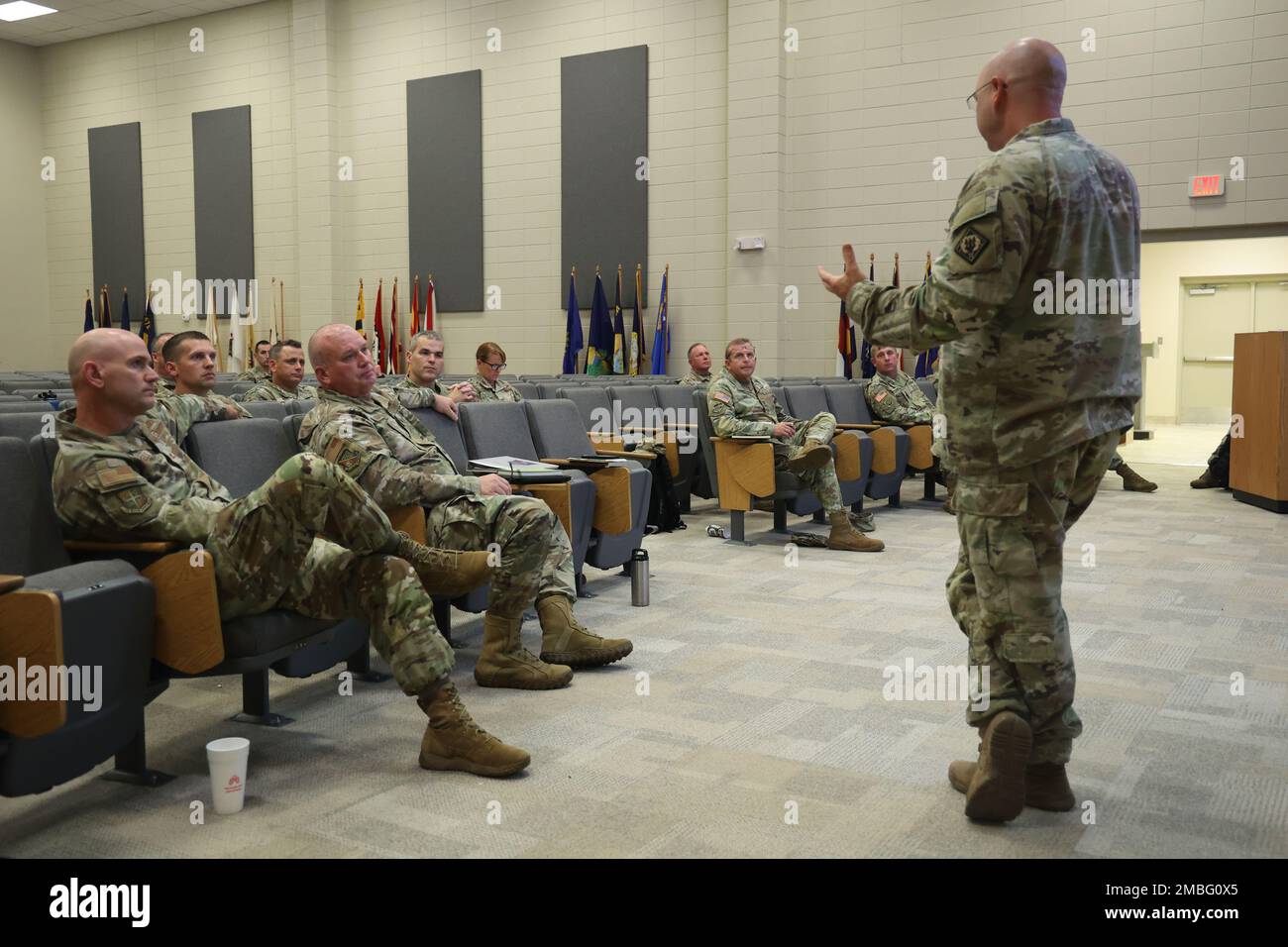 Oberst William L. Henry, Direktor der Militärhilfe der Nationalgarde Mississippi, informiert MSNG-Offiziere während der Hurrikanübungen im Gulfport Combat Readiness Training Center und den umliegenden Küstengebieten vom 15. Bis 18. Juni 2022. Der Zweck dieses Ereignisses ist es, Beiträge von wichtigen zivilen Notfallmanagern zu erhalten, kritische Elemente auszuüben und alle MSNG-Reaktionselemente zu synchronisieren. Stockfoto