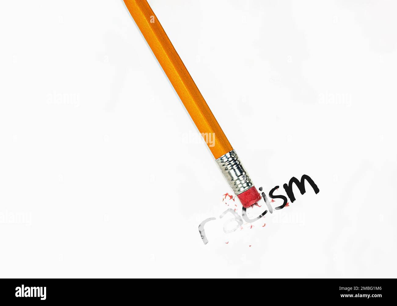 Nahaufnahme eines gelben Bleistifts, der ein Rassismus-Wort auf Weißpapier löscht Stockfoto