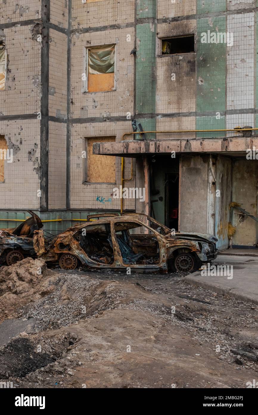 KIEW, UKRAINE - 23. APRIL 2022: Beschädigtes und verbranntes Wohngebäude nach russischem Raketenangriff Stockfoto