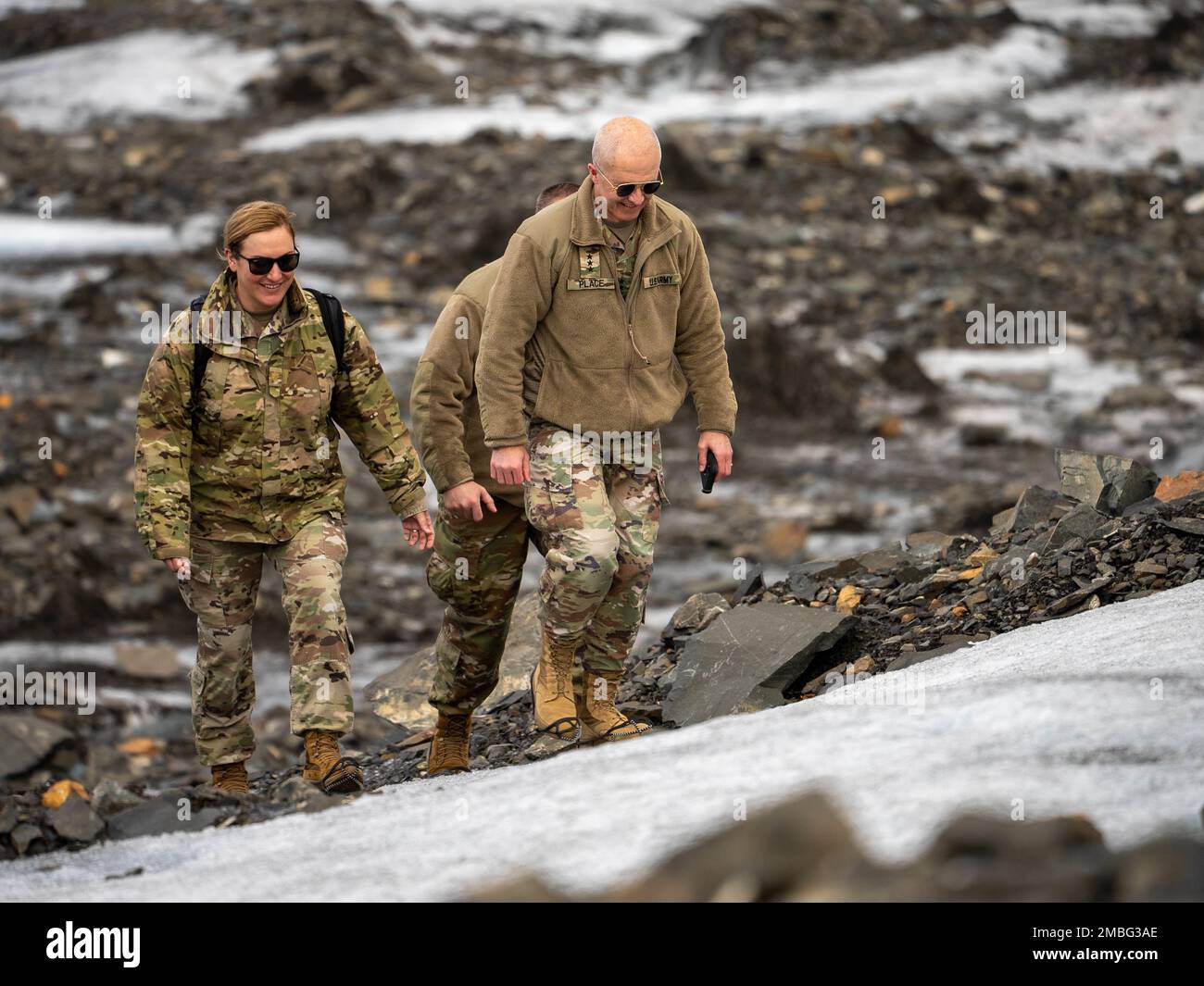 Generalleutnant Ronald Place, Direktor der Defense Health Agency, wandert durch den Colony Glacier während einer Führung durch eine C-124 Globemaster II Absturzstelle am Colony Glacier, Alaska, 15. Juni 2022. Operation Colony Glacier ist ein Versuch, die Überreste von Soldaten und Trümmern aus dem Flug, der 52 militärische Mitglieder an Bord hatte, zu Bergen. In diesem Jahr jährt sich die Operation zum 10. Mal. Stockfoto