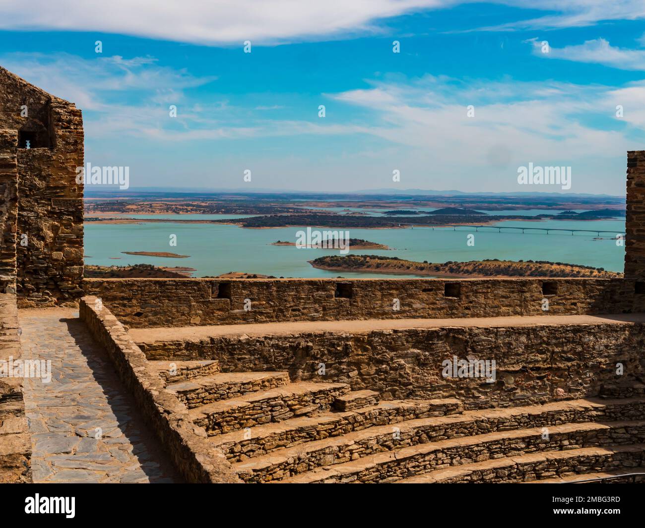 Malerischer Blick auf den Alqueva-See aus dem antiken Amphitheater von Monsaraz, Portugal Stockfoto