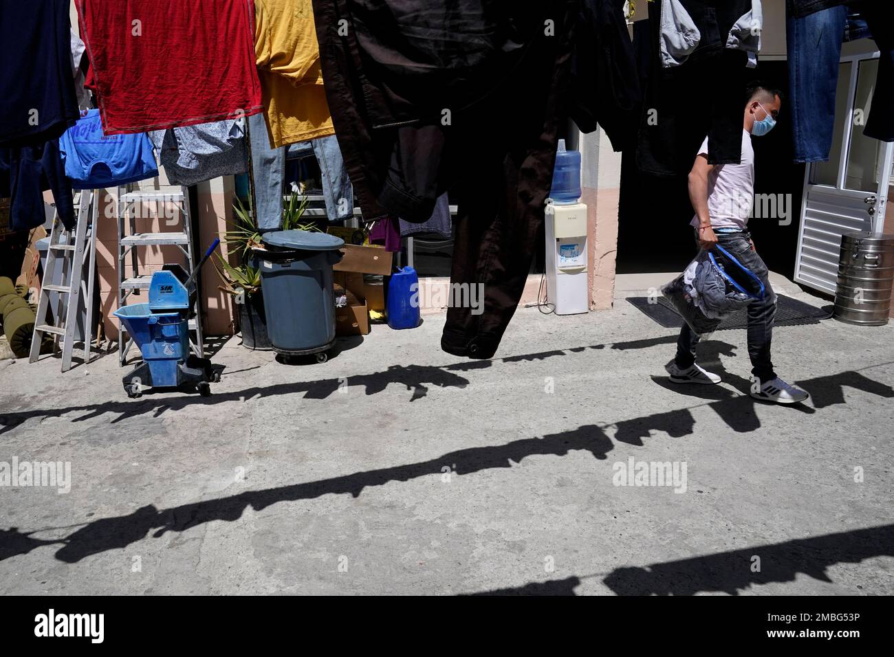 FILE - Juan, of Colombia, hangs his laundry to dry at a shelter for migrants on April 21, 2022, in Tijuana, Mexico. Colombians were stopped at the U.S.-Mexico border more than 15,000 times in March, up nearly 60% from February and nearly 100-fold over last year, according to U.S. Customs and Border Protection figures. AP Photo/Gregory Bull, File) Stockfoto