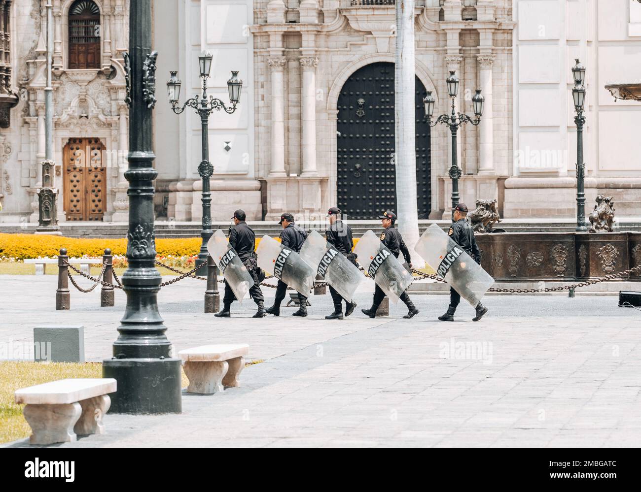 Lima, Peru - 20. Januar 2023: Polizisten auf den Straßen am San Martin Square Stockfoto