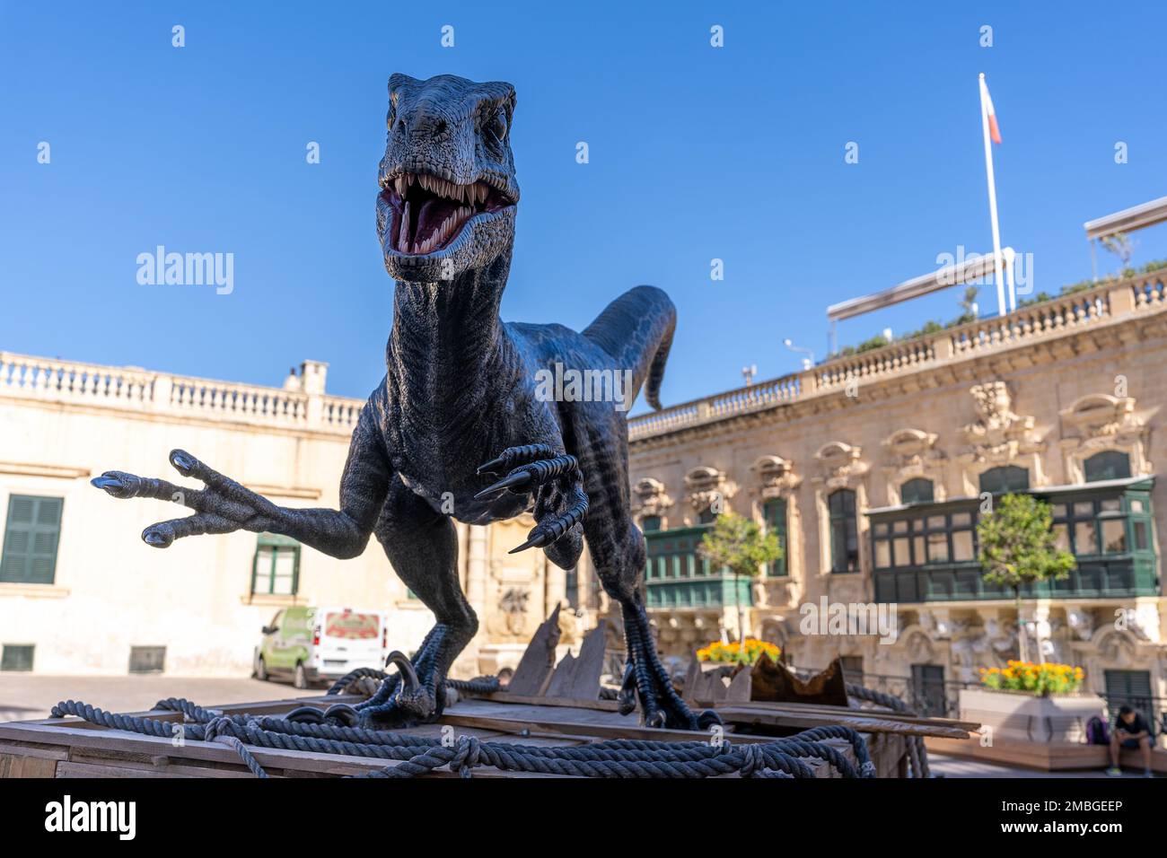 Valletta, Malta - 3. November 2022: Statue des Blauen Velociraptor, der in dem aktuellen Film Jurassic World Dominion die Hauptrolle spielte, der teilweise auf Locat gedreht wurde Stockfoto