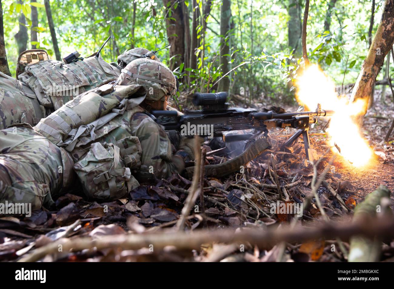 SINGAPUR – USA Armeeinstituierte der Alpha-Kompanie, 1. Bataillon, 23. Infanterie-Regiment, 1-2. Stryker-Brigaden-Kampfteam aus Joint Base Lewis McChord, Washington, legten mit einer M240B-mm-Mehrzweck-Maschinenpistole während der Übung des Übungskampfes Tiger Balm 2022 hier, 15. Juni 2022, ein Unterdrückungsffffeuer. Tiger Balm baut Bereitschaft auf und demonstriert die USA Armeeversprechen für eine freie und offene Region im Indopazifik. Stockfoto