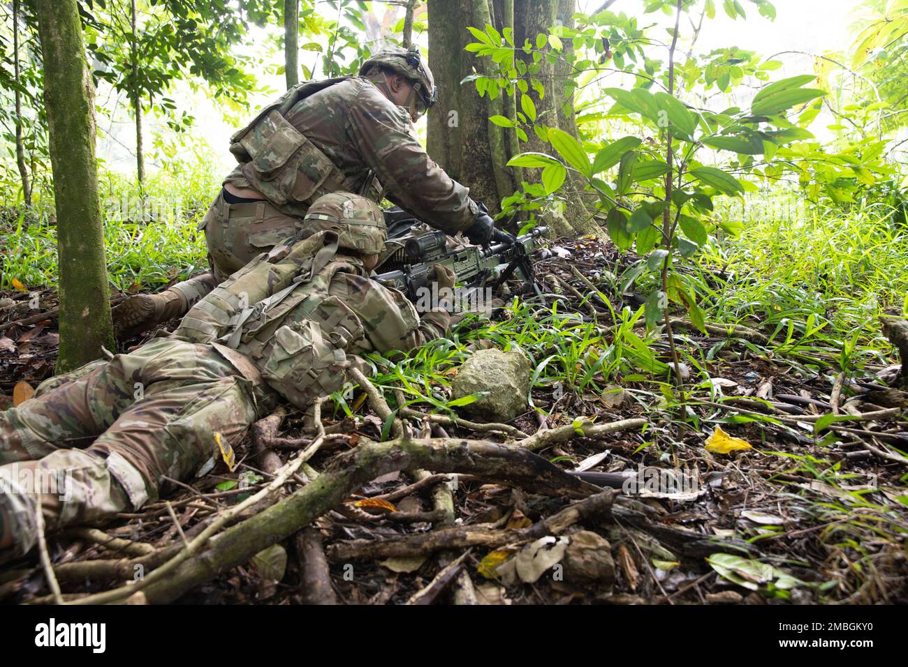 SINGAPUR – USA Armeeinstituierte der Alpha Company, 1. Bataillon, 23. Infanterie-Regiment, 1-2. Stryker-Brigade-Kampfteam aus der Joint Base Lewis McChord, Washington, arbeiten zusammen, um ein Fass einer M240B-W-Mehrzweck-Maschinenpistole während der Übungsveranstaltung der Übung Tiger Balm 2022 hier, 15. Juni 2022, zu wechseln. Tiger Balm baut Bereitschaft auf und demonstriert die USA Armeeversprechen für eine freie und offene Region im Indopazifik. Stockfoto