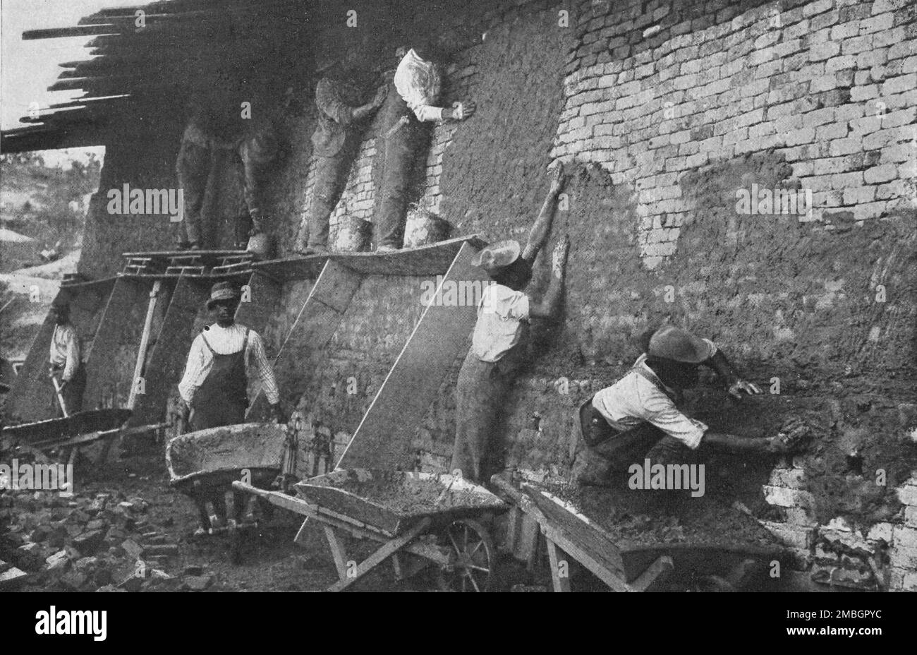 Bei der Arbeit im Ziegelhof der Schule, 1904. Stockfoto