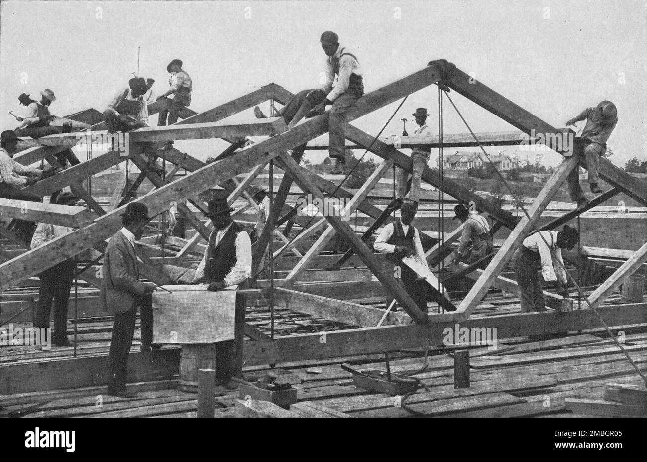 Studenten, die das Dach eines großen Gebäudes einrahmen, 1904. Stockfoto