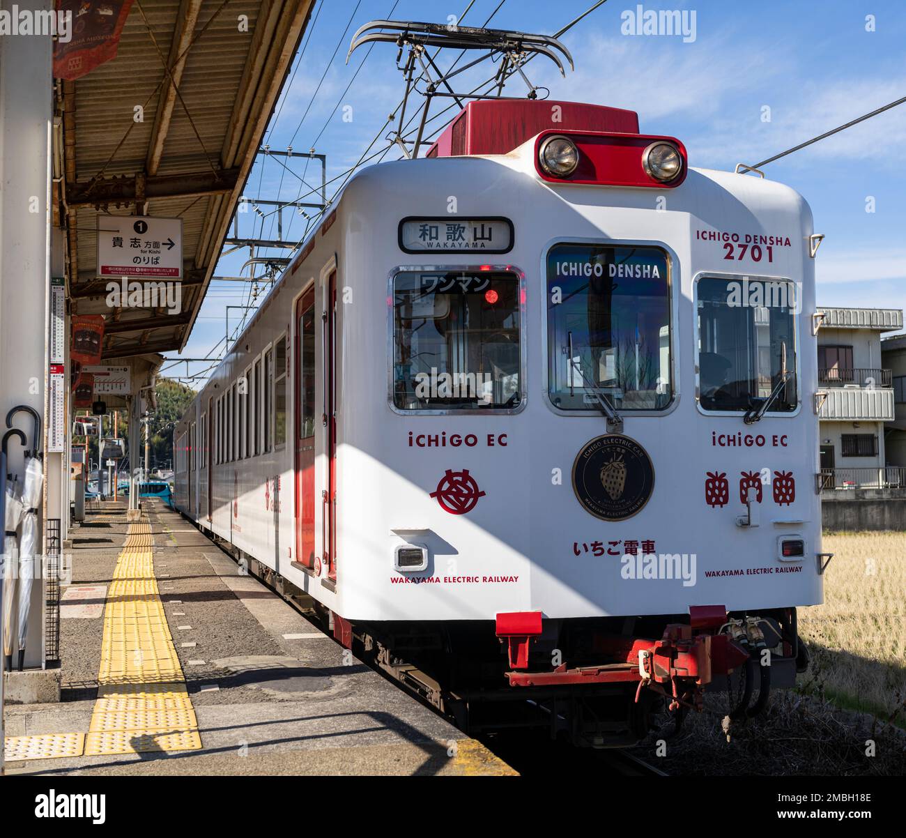 Der Ichigo (Strawberry) Densha-Zug am Bahnhof Idakiso auf der Wakayama Electric Railway in Japan. Stockfoto