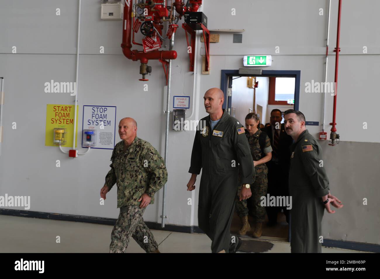 Admiral Michael M. Gilday wird von VP-9 Executive Officer, Commander, begleitet. Jordan Brye an Hangar 831 in Keflavik, Island Stockfoto