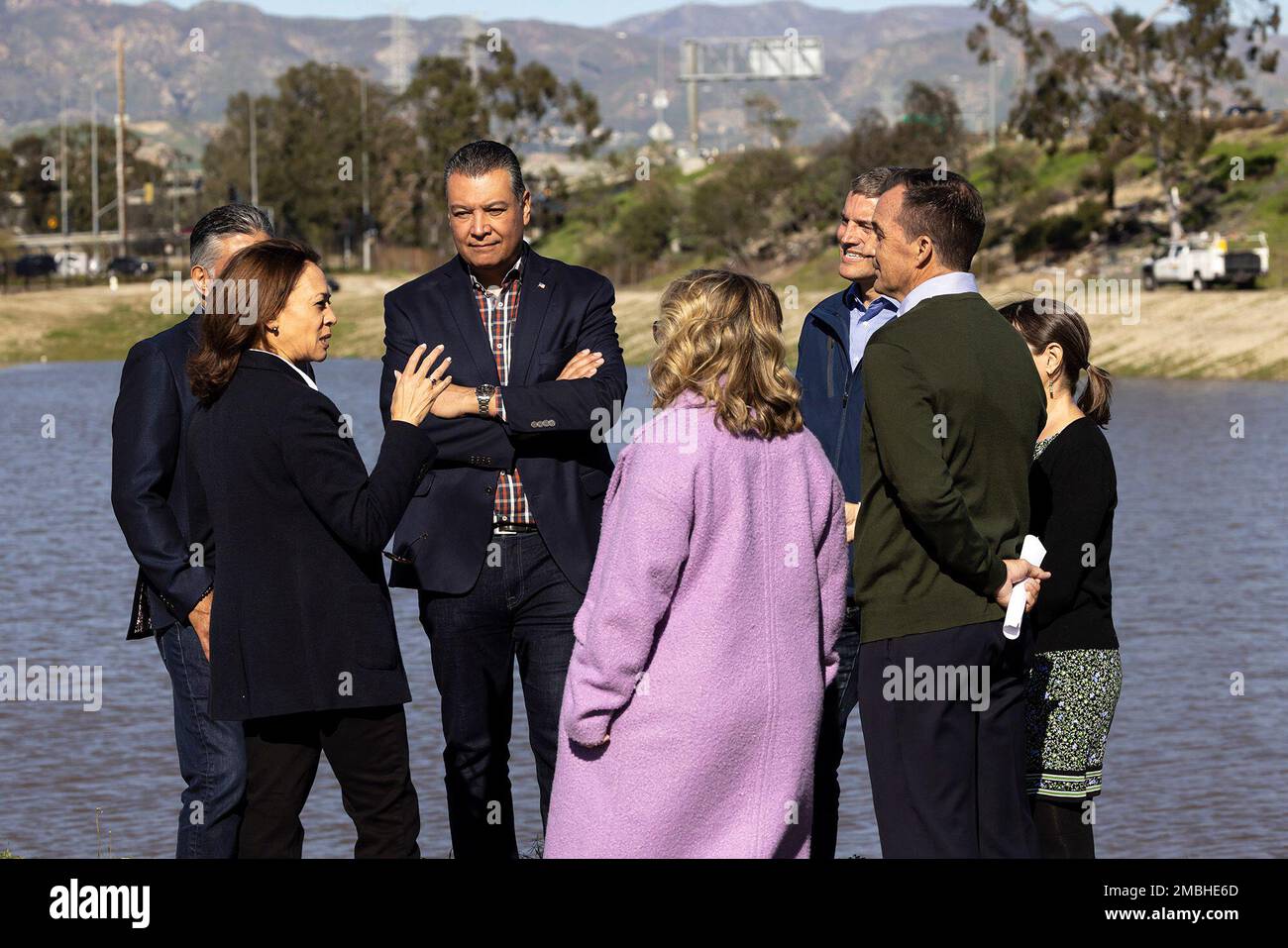 Los Angeles, USA. 20. Januar 2023. Vizepräsident Kamala Harris besichtigt das Tujunga Spreading Gelände. Die Ausbreitungsgebiete laden DAS Grundwasser VON LA County auf. VP Harris spricht mit Assistant Secretary Tanya Trujillo, USA Innenministerium, USA Senator Alex Padilla (D-CA), Kongressabgeordneter Tony Cardenas (D-CA-29), Secretary Wade Crowfoot, California Natural Resources Agency, Lindsey Horvath, Los Angeles County Board of Supervisors, und Director Mark Pestrella, Los Angeles County Public Works 1/20/2023 Sun Valley, CA, USA (Foto: Ted Soqui/SIPA USA) SIPA Live News/Alamy USA Stockfoto