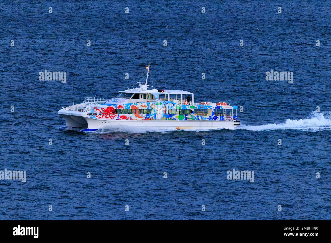 Awaji, Japan - 16. Januar 2023: Das farbenfrohe Hochgeschwindigkeitsboot bringt Passagiere zum Hafen Akashi auf dem Festland Stockfoto