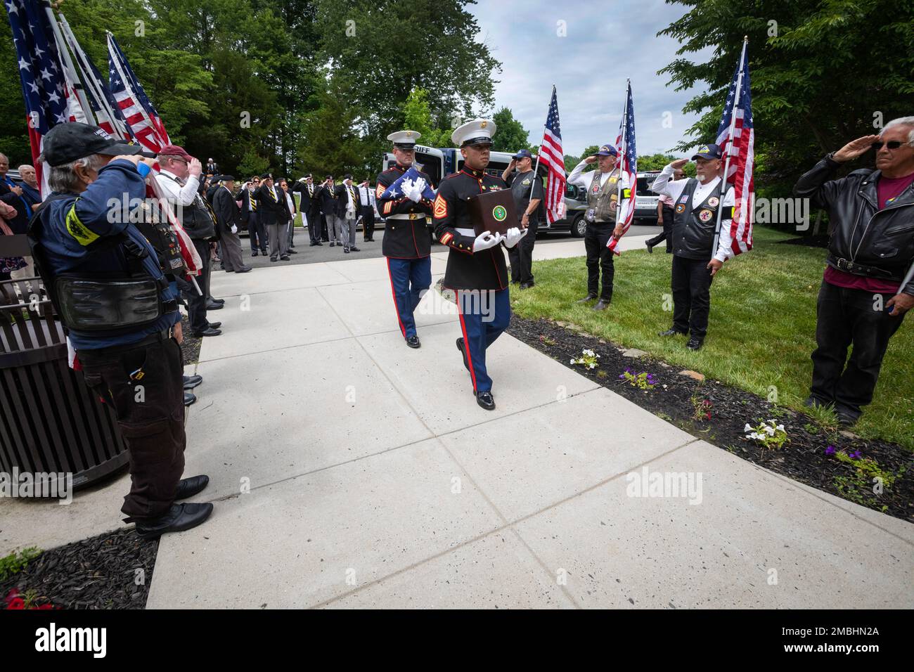 USA Marinekorps Gunnery Sgt. Freddy Corniel, Mittelfront, trägt eine Urne mit einem Veteranenkrebs, während Staff Sgt. Matthew S. Mueller während des Veteraneninternierungsdienstes am Brigadegeneral William C. Doyle Veterans Memorial Cemetery, Wrightstown, New Jersey, 16. Juni 2022 eine amerikanische Flagge trägt. Die Zeremonie wurde von den Vietnam Veterans of America, New Jersey Shore Area Chapter 12, organisiert. Das Büro des Sheriffs von Monmouth County begleitete 14 Veteranen und einen Ehepartner – den Veteranen des 1. Weltkriegs Edward Eriksen, die Veteranen des 2. Weltkriegs Filmore A. Fergusson, Joseph Fucci, Stockfoto