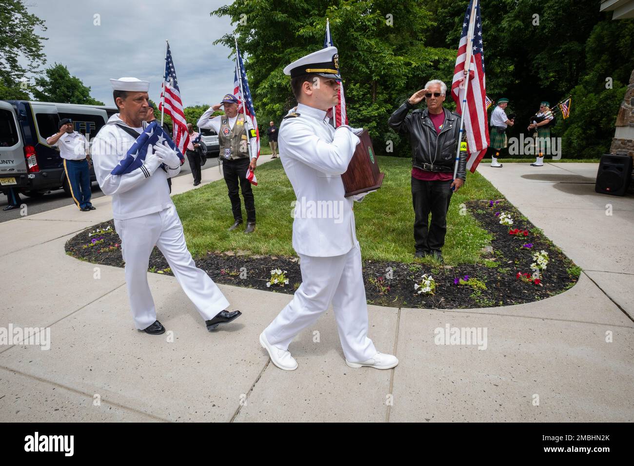 USA Navy-Leutnant Robert B. Keavney, rechts, trägt eine Urne mit einem Veteranenspalt, während Petty Officer 1. Klasse Douglas N. Paquette während des Veteranendienstes am Brigadegeneral William C. Doyle Veterans Memorial Cemetery, Wrightstown, New Jersey, 16. Juni 2022, eine amerikanische Flagge trägt. Die Zeremonie wurde von den Vietnam Veterans of America, New Jersey Shore Area Chapter 12, organisiert. Das Büro des Sheriffs von Monmouth County begleitete 14 Veteranen und einen Ehepartner – den Veteranen aus dem 1. Weltkrieg Edward Eriksen, die Veteranen aus dem 2. Weltkrieg Filmore A. Fergusson, Joseph Fucci und Donald Stockfoto