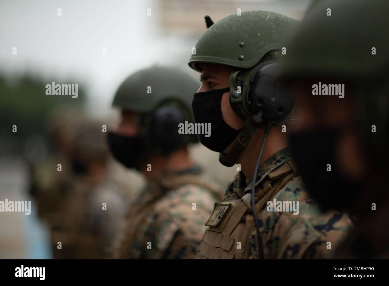 USA Marines mit der III Marine Expeditionary Force geben hochrangigen Delegationsmitgliedern während einer statischen Ausstellung des M142 High Mobility Artillery Rocket System im Rahmen des Pacific Amphibious Leaders Symposium 2022, Camp Kisarazu, Japan, am 16. Juni 2022 eine Einweisung in die Fähigkeiten. PALS bestand aus Präsentationen und Demonstrationen, die durchgeführt wurden, um die regionale Sicherheit zu fördern und operative Konzepte und Fähigkeiten zu verbessern. Auf dem Symposium 2022 kamen hochrangige Führungskräfte von 18 teilnehmenden Delegationen zusammen, die sich für ein freies und offenes Indo-Pazifik-Gebiet einsetzen, um diese zu stärken Stockfoto